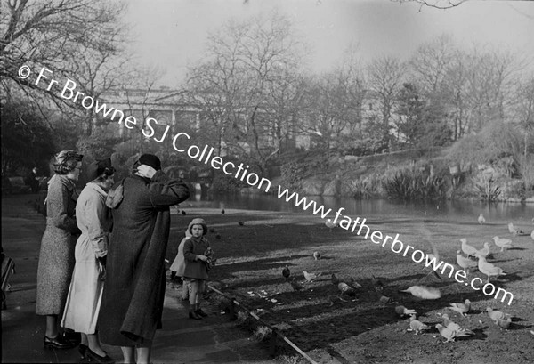 ST STEPHEN'S GREEN THREE LADIES WITH SEA GULLS